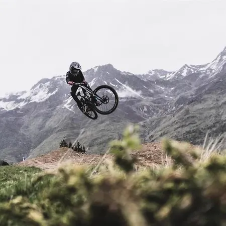 Rioulet - Joli Avec Balcon Et Parking Proche Du Centre De Mae-8494